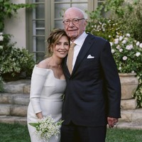 Usia senja bukan penghalang bagi konglomerat media Rupert Murdoch untuk menikah lagi. Di usianya yang hampir seabad, pendiri News Corp itu berstatus suami lagi untuk kelima kalinya.  The Sun melaporkan, ia menikahi perempuan bernama Elena Zhukova pada Sabtu (1/6/2024) di sebuah perkebunan anggur di Moraga, California, Amerika Serikat. (Foto: News Corp. via AP)
