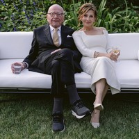 Dari foto-foto resmi yang dirilis pihak News Corp, kedua mempelai tampak bahagia saat dipotret di luar ruangan dengan suasana alam yang asri. Dikabarkan People, Elena terusan pendek putih berpotongan minimalis karya desainer Inggris Emilia Wickstead. Adapun Rupert yang hartanya ditaksir Forbes bernilai US$ 19,9 miliar itu memakai setelan formal berdasi kuning. (Foto: News Corp. via AP)