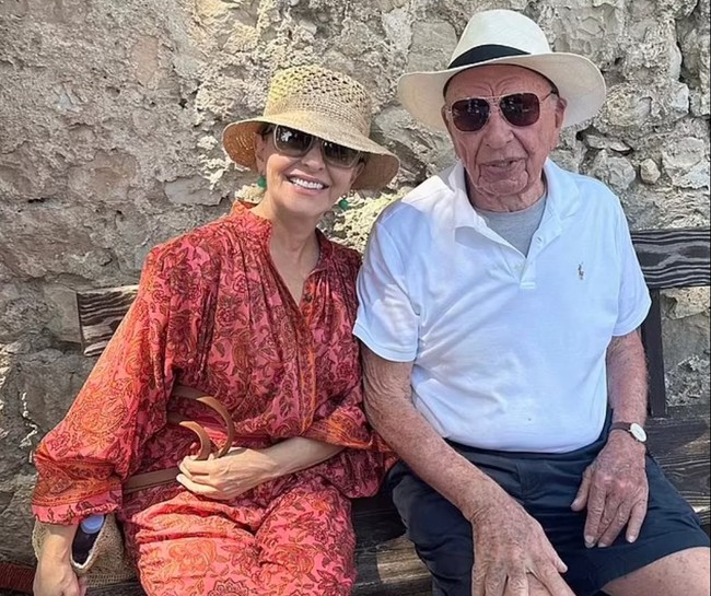 Hanya keluarga dan kerabat dekat yang diundang ke seremoni tersebut. Hadir Robert Kraft, pemilik klub football AS New England Patriots, hingga komposer Andrew Llyod Webber. Tidak ketinggalan Wendi Dang. (Foto: Twitter)