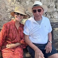 Hanya keluarga dan kerabat dekat yang diundang ke seremoni tersebut. Hadir Robert Kraft, pemilik klub football AS New England Patriots, hingga komposer Andrew Llyod Webber. Tidak ketinggalan Wendi Dang. (Foto: Twitter)