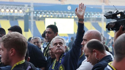 Sambutan Hangat Fans Fenerbahce untuk Mourinho