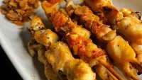 Satu lagi tempat makan sate asin pedas di Bandung, namanya Sate Asin Pedas Jajaka. Hanya menyediakan varian sate ayam dengan bumbu asin pedas seharga Rp 15.000. Bisa dinikmati bersama nasi atau lontong. Foto: Google Review