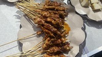 Sate Asin Pedas Mr Monju berlokasi di depan Telkom Gasibu, Bandung. Tempat makan sate asin pedas ini sudah cukup populer. Pilihannya ada sate ayam, sate kulit, dan sate usus, bisa dibumbui dengan rasa asin atau peda yang nampol. Foto: Google Review