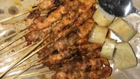 Di kawasan Antapani, Bandung, juga ada tempat makan sate asin pedas. Namanya Sate Madura Asin Pedas Sindang Sari 111. Tak cukup hanya membeli 10 tusuk, karena rasanya yang nikmat. Foto: Google Review