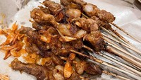 Tempat makan sate asin pedas enak lainnya bisa ditemui di Jalan Pagarsih No. 264, Jamika, Bandung. Namanya Sate Madas yang memiliki menu daging ayam, sapi, dan kambing. Harganya sekitar Rp 12.000-an saja per 10 tusuk. Foto: Google Review