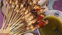 Kalau mencari sate asin pedas enak lainnya bisa ke warung milik Mas Acong. Lokasinya ada di kawasan Jalan Cisangkuy No. 56, Citarum, Bandung. Ada sate ayam, kambing, dan sapi yang ditawarkan oleh Sate Acong. Foto: Google Review