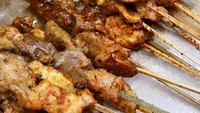 Sate DJ yang menawarkan sate asin pedas di kawasan Sudirman, Bandung. Menunya terdiri dari 3 jenis daging, yaitu ayam, kambing, dan sapi yang disajikan bersama kuah soto. Harganya mulai dari Rp 15.000 - Rp 19.000. Foto: Google Review