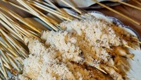 Di kawasan Depok juga bisa menikmati sate asin pedas yang sedap. Namanya Sate Acin Mengantuk yang berlokasi di Jalan Kiray, Cinere. Sajian sate asin di sini unik, karena menggunakan sambal dabu-dabu. Foto: Google Review