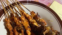 Sate Barokah Asin Pedas Sukabumi juga diketahui memiliki rasa yang nikmat. Seporsinya dibanderol Rp 15.000 per 10 tusuknya. Pilihannya ada sate asin pedas ayam dan sapi beserta lemaknya yang lumer. Foto: Google Review