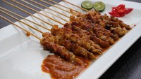 Sate Asin Pedas Orang Tua ini berlokasi di Jalan Raya Dramaga KM 7 No. 45, Bogor. Hanya terdiri atas daging ayam dan kulit, bumbunya bisa pilih antara asin dan pedas. Sate di sini dijual per tusuk seharga Rp 1.500. Foto: Google Review