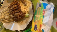 Di Bekasi Selatan juga bisa ditemui tempat makan Sate Asin Pedas Mas Iwas. Paling enak sate daging sapinya, apalagi ketika ditambahkan sambal dan koya. Foto: Google Review