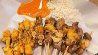 Sate Asin Pedas Galaxy di Bekasi juga bisa dijadikan pilihan untuk menikmati sate malam hari. Sajian sate asin pedas di sini terdiri atas daging ayam, kulit ayam, dan daging sapi. Rasa gurihnya pas dengan pedas yang nampol. Foto: Google Review
