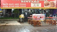 Kamu juga bisa menikmati sate asin pedas di Pasar Modern Bintaro Jaya, Tangerang Selatan. Warung tendaan ini menawarkan sate ayam dan sate sapi yang pedasnya nampol. Harga mulai dari Rp 20.000-an. Foto: Google Review