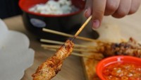 Sate Asin Pedas Bang Ote di kawasan Kemang, Jakarta Selatan bisa menjadi pilihan yang pas buat buat makan sate hingga nongkrong. Menunya terdiri atas daging ayam, kulit, sapi, dan gajih, harganya mulai dari Rp 25.000. Foto: Google Review