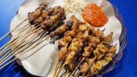 Warung Sate Mas Eco bisa dikunjungi di kawasan Kramat Pela, Jakarta Selatan. Menu yang ditawarkan oleh Sate Mas Eco ini cukup beragam. Pilihan sate asin pedasnya ada daging ayam maupu daging sapi. Selain racikan asin pedas, ada juga menu sate asin. Foto: Google Review
