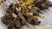 Sate Asin Pedas Bang Jul di Jalan Agus Salim, Bekasi Timur juga menyajikan sate asin pedas yang nikmat. Patut mencoba varian sate sapinya karena empuk dan gurihnya meresap. Sate kulit di sini juga juara lho! Foto: Google Review
