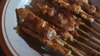 Sate Asin Pedas Dulatip ini bisa ditemui di Jalan Dulatip No. 30, Bandung. Kamu bisa menikmatinya dengan harga Rp 15.000-an. Sate asin pedas di sini menggunakan daging yang tebal dan tidak overcooked. Foto: Google Review