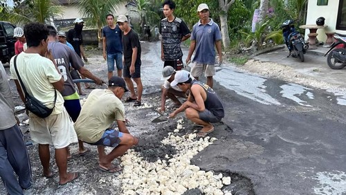 Sejumlah anggota komunitas sopir angkutan wisata di Nusa Penida sempat memperbaiki jalan rusak secara mandiri, beberapa waktu lalu. (Foto: Dok. I Wayan Yasa)