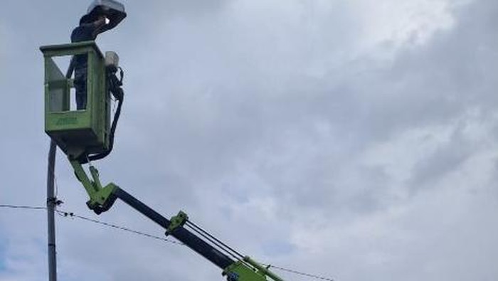 Perbaikan penerangan jalan umum (PJU) di salah satu ruas jalan oleh personel Dinas Perhubungan (Dishub) Kepulauan Selayar.