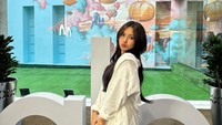 Kini Shakira Jasmine pun sudah dikenal orang. Ia bahkan pernah nyanyi bareng dengan vokalis ternama Ariel NOAH. (Foto: dok Instagram)