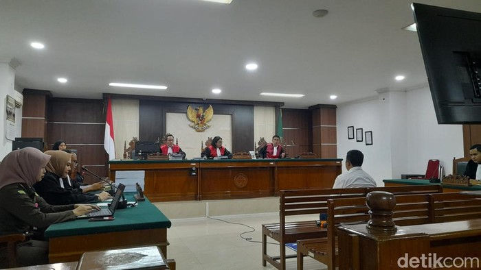 Sidang tuntutan kasus dugaan korupsi jual beli beras dengan Eks Pimca Bulog Parepare Meizarani duduk di kursi terdakwa. Andi Audia Faiza Nazli Irfan/detikSulsel