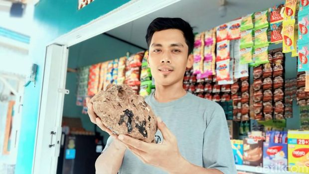 Sopian warga Ciracap menunjukan batu misterius berbau kemenyan