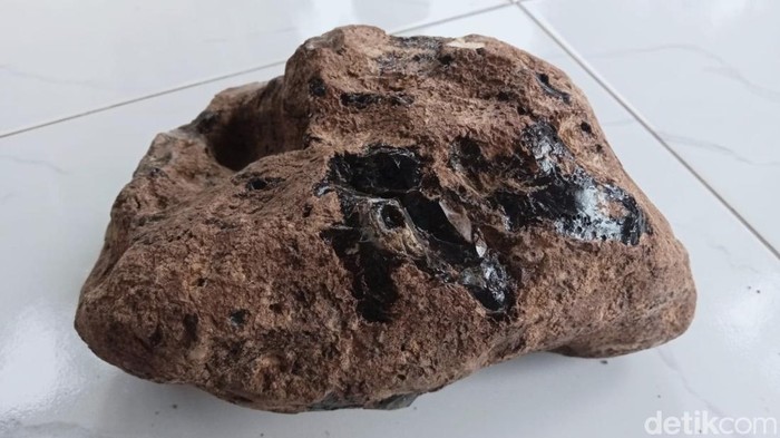 Sopian warga Ciracap menunjukan batu misterius berbau kemenyan