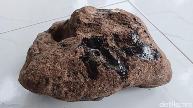Sopian warga Ciracap menunjukan batu misterius berbau kemenyan