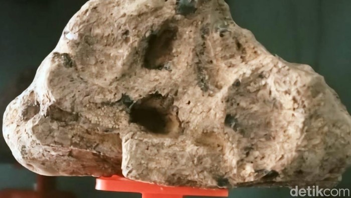 Sopian warga Ciracap menunjukan batu misterius berbau kemenyan