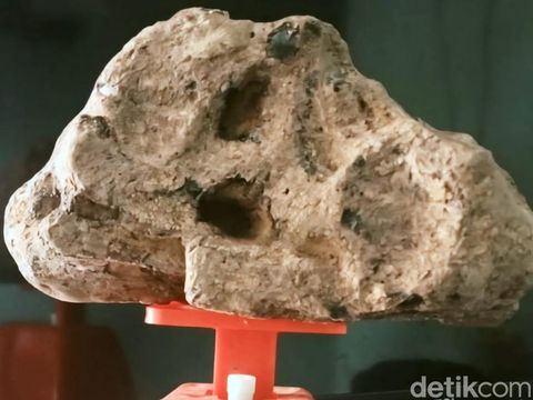 Sopian warga Ciracap menunjukan batu misterius berbau kemenyan