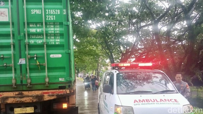 Sopir truk kontainer di Bone tewas tersengat listrik saat memindahkan kabel menjuntai. Agung Pramono/detikSulsel
