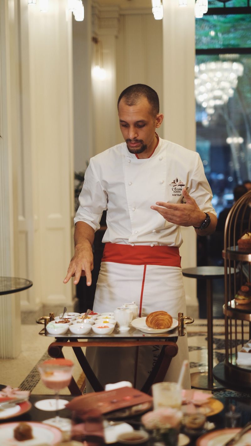 Spesial! Afternoon Tea dengan Kue dan Pastry dari Cokelat Asli Prancis