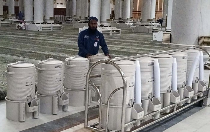 Kebersihan dan stok air Zamzam yang ada di Nasjid Nabawi Madinah selalu terjaga 24 jam. Mau tahu siapa dibalik itu semua?