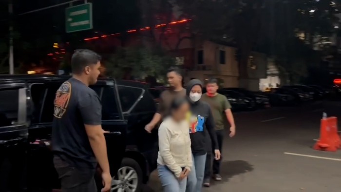 Subdit Cyber Polda Metro Jaya mengamankan seorang ibu muda yang sempat viral di media sosial karena mencabuli anak kandungnya.
