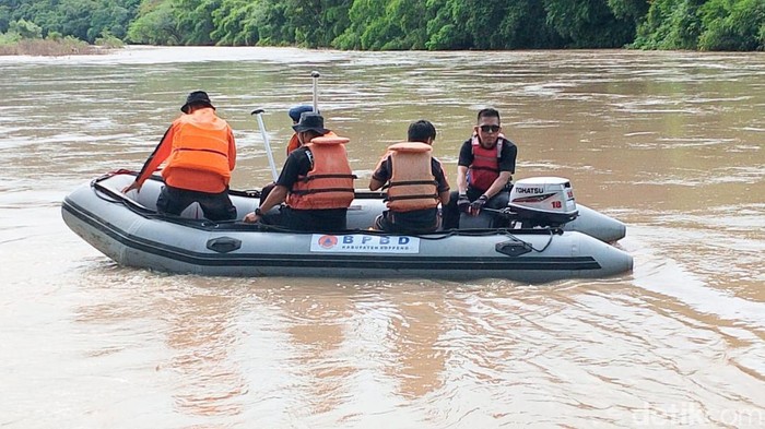 Tim SAR melakukan pencarian bocah tenggelam di Sungai Walanae Soppeng.