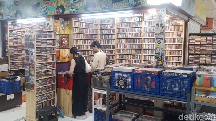 Surga Tersembunyi untuk Pecinta Musik di Bawah Blok M Square Blok M Square merupakan salah satu pusat perbelanjaan terbesar di Jakarta, banyaknya barang keperluan yang para pedagang jual di sana. Tapi ada surga yang berada di area bawah mall tersebut, surga itu disebut Pasar Musik.