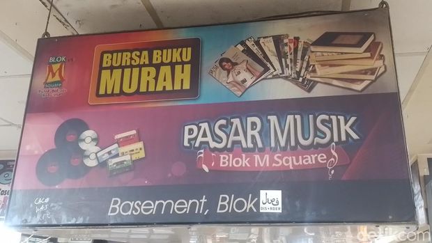 Blok M Square merupakan salah satu pusat perbelanjaan terbesar di Jakarta, banyaknya barang keperluan yang para pedagang jual di sana. Tapi ada surga yang berada di area bawah mall tersebut, surga itu disebut Pasar Musik.