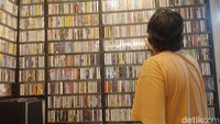 Tak pernah sepi sedari buka, lalu-lalang pengunjung seperti tiada henti di area ini, tua-muda tak menjadi patokan. Semuanya baur dalam sebuah kecintaan terhadap musik, dan kini memang tren koleksi rilisan fisik menjadi gandrung di kalangan muda-mudi.  