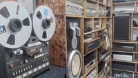 Untuk para pecinta musik tentunya Pasar Musik jadi tempat wajib untuk disinggahi, setiap toko yang berada di area ini saling memperdengarkan musik dengan genre yang berbeda-beda. Ada yang rock, jazz, pop, bahkan hingga keroncong diperdengarkan dengan kualitas audio yang memanjakan.  