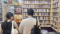 Ada yang datang ke Pasar Musik untuk mencari rilisan fisik karena media sosial dan ada juga yang datang karena kesan yang lebih personal seperti lagu yang sering diputar oleh orang tua di rumah.   