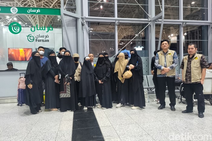 Tim KJRI Jeddah mendampingi pemulangan 34 WNI di Bandara Jeddah.