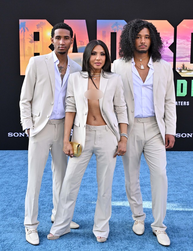 Datang ke karpet merah, pelantun Unbreak My Heart itu ditemani kedua putranya yang beranjak dewasa. Foto: FilmMagic/Axelle/Bauer-Griffin