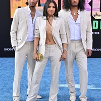 Datang ke karpet merah, pelantun Unbreak My Heart itu ditemani kedua putranya yang beranjak dewasa. Foto: FilmMagic/Axelle/Bauer-Griffin