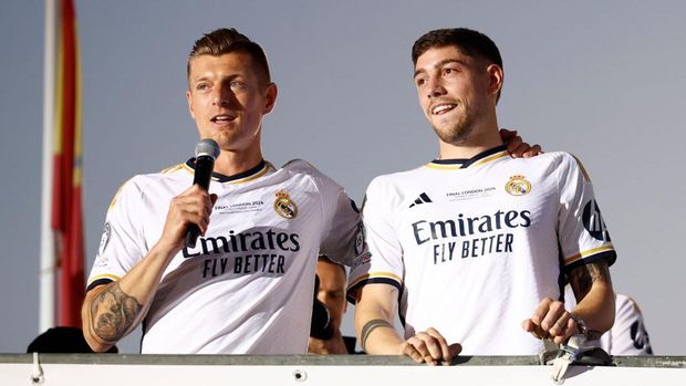 MADRID, SPAIN - JUNE 02: Toni Kroos and Federico Valverde players of Real Madrid celebrates the Champions League trophy on June 02, 2024 in Madrid, Spain.  (Photo by Helios de la Rubia/Real Madrid via Getty Images)