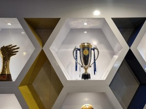 Trofi Juara Liga 1 Dipajang di Persib Store, Bobotoh Boleh Foto-foto