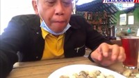 Kalau yang satu ini adalah momen Tukul Arwana saat menikmati kuliner sendiri. Terlihat ia memesan kerang dara rebus dan teh hangat. Foto: Instagram @tukul.arwanaofficial