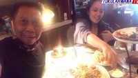 Tak kalah seru, momen makan malam bersama putrinya ini sukses menarik perhatian. Ia memesan banyak menu, mulai dari steak, spaghetti hingga kentang goreng. Foto: Instagram @tukul.arwanaofficial