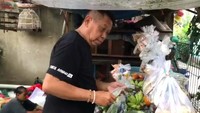 Tak hanya momen makan bersama, ada juga keseharian Tukul saat berbelanja bahan makanan di tukan sayur keliling. Foto: Instagram @tukul.arwanaofficial