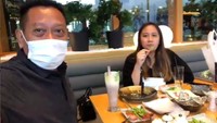 Ada lagi keseruan Tukul bersama Novita Eka. Mereka mampir ke sebuah restoran dan memesan menu edamame. Foto: Instagram @tukul.arwanaofficial