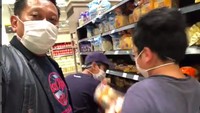 Dalam video YouTubenya, ada juga keseruan Tukul Arwana saat berbelanja makanan di supermarket. Kali ini ia mengajak putra bungsunya Wahyu Jovan Utama. Foto: Instagram @tukul.arwanaofficial